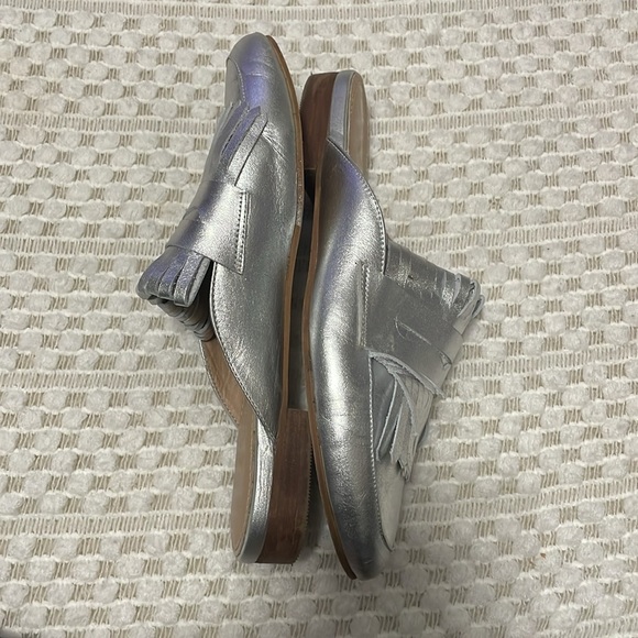 🎉HP🎉 Kaanas Metallic Silver Luca Fringe Loafer Mule Slides - Picture 7 of 10